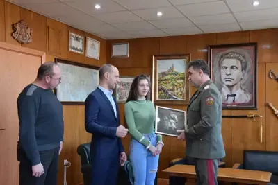 Селен Петкова подари на НВУ портрет на Васил Левски