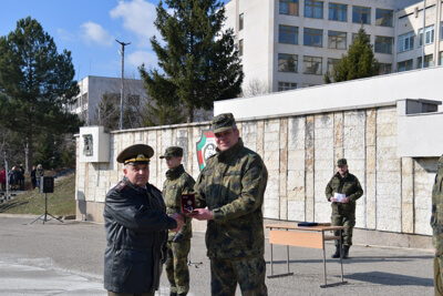 Майор Атанас Иринчев се прости с бойното знаме на НВУ и премина в запаса 