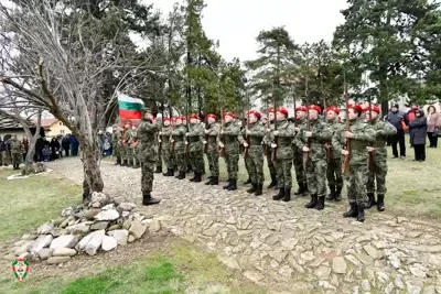 Курсанти и студенти от НВУ извървяха последните стъпки на Апостола до Къкринското ханче