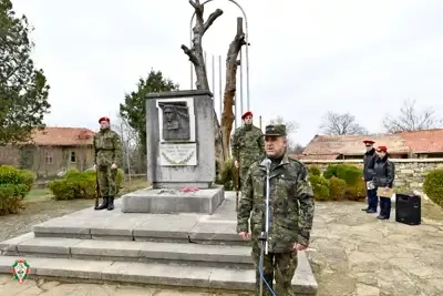 Курсанти и студенти от НВУ извървяха последните стъпки на Апостола до Къкринското ханче